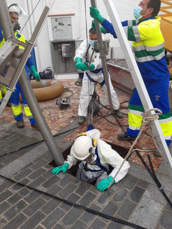 Un trabajador de Aguas de Narixa se introduce en la red saneamiento de Nerja